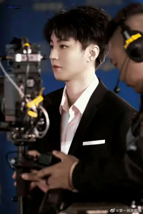 王俊凯大学生电影节红毯状态##王俊凯吐舌头好可爱