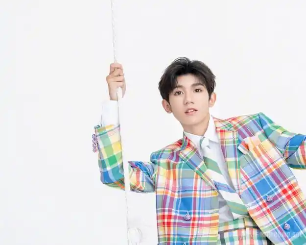 王源彩虹格纹西装亮相帅哭 2019个人新专辑即将发布_tfboys