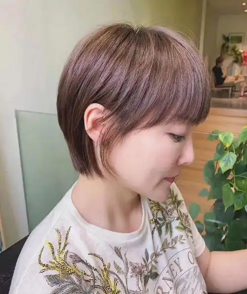 2020最火长脸发型,头发多瘦长脸女生,离子烫直发很淑女,染点色更灵动