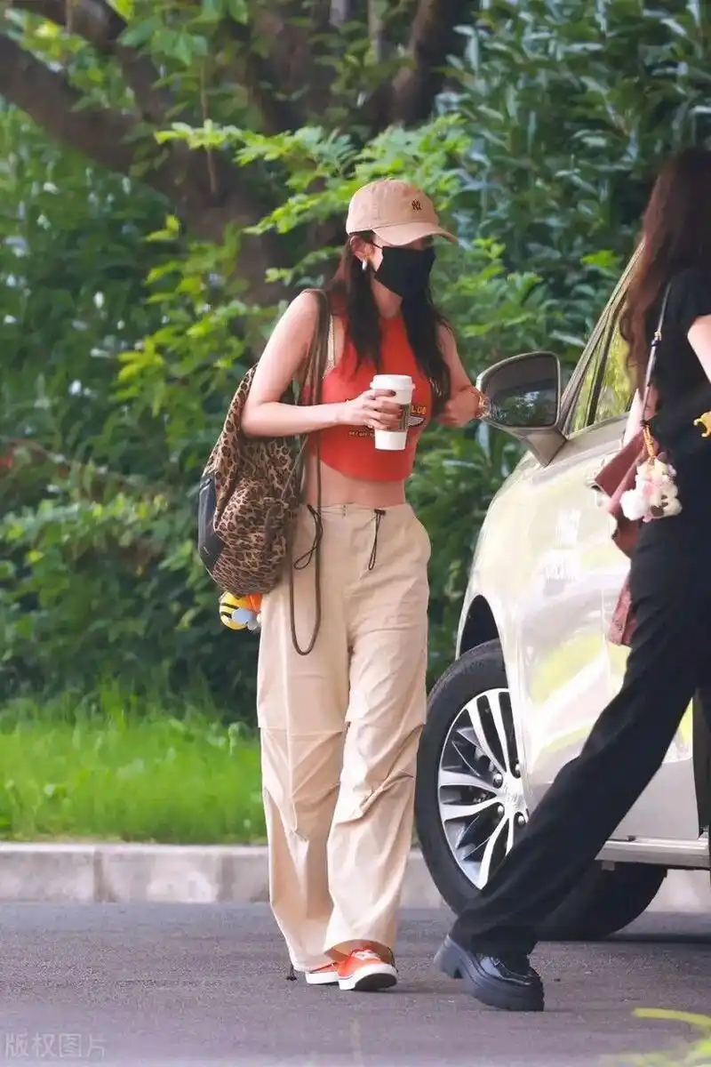 杨幂一身清凉走机场,丰胸细腰太迷人,看得司机小哥眼冒金光  久违露面