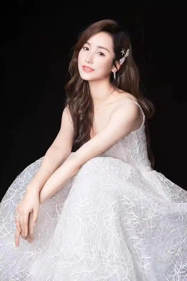 吕一一袭白色吊带礼裙精致动人浪漫卷发温柔妩媚