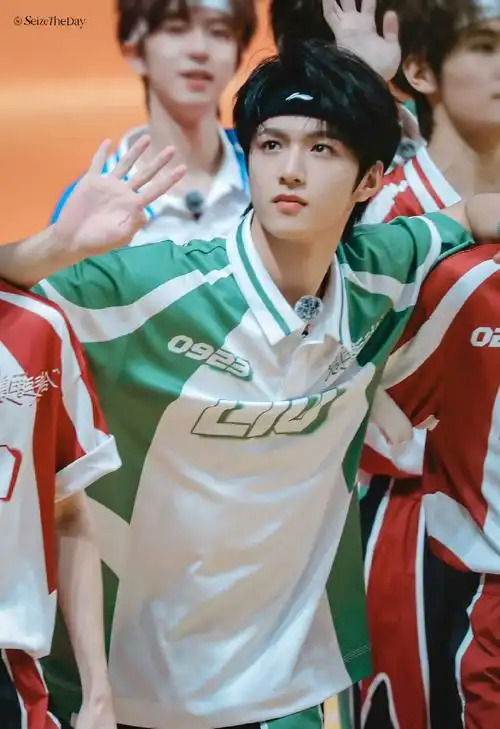 55帅气发带小狗060499#刘耀文脚受伤##tf家族运动会