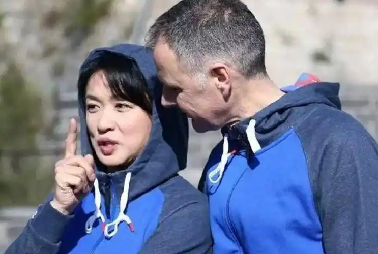 54岁的金星有福气,穿着休闲和外籍老公手牵手散步,靠肩撒娇超甜_汉斯