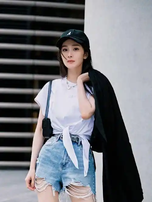 原创杨幂逛三里屯生图好可她近期穿搭更是简单易学