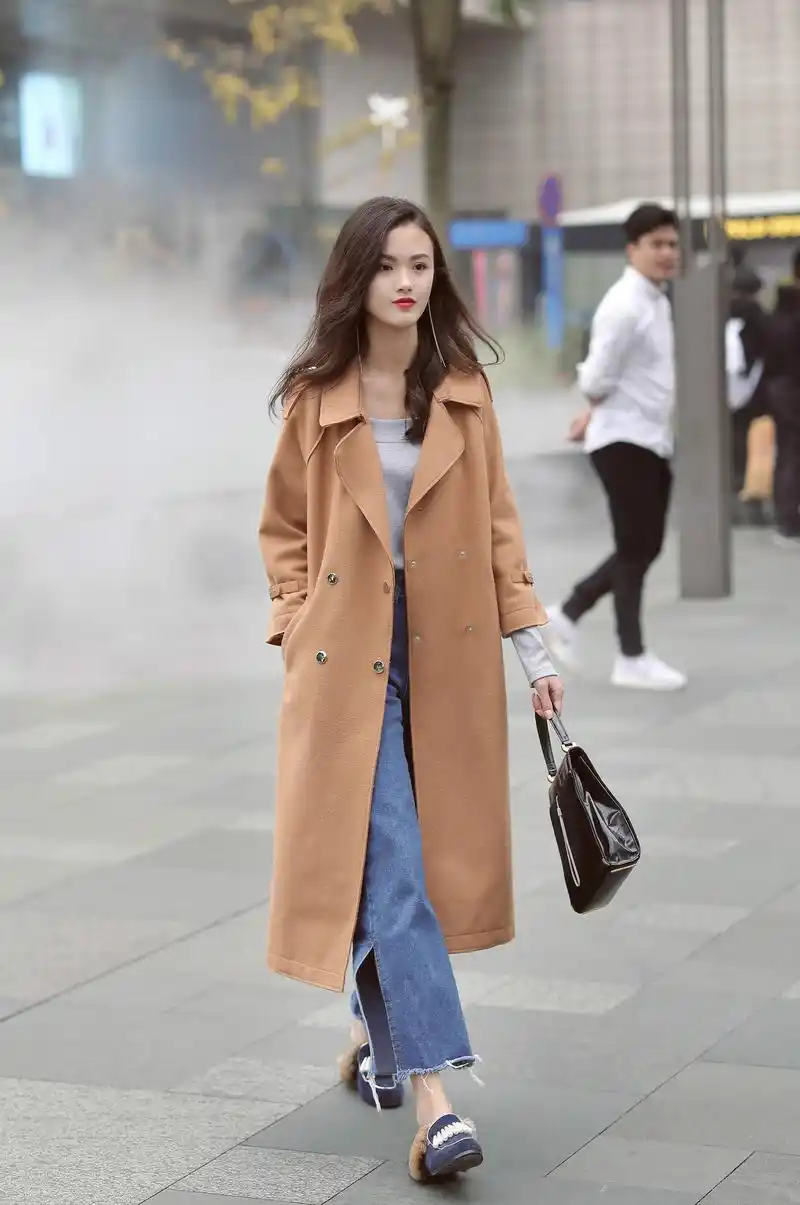 立冬的街头上,美丽动人的小姐姐们更加有气质