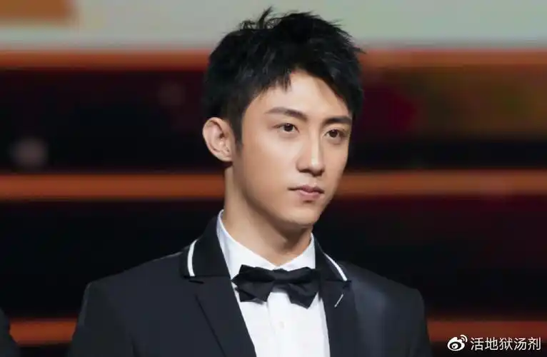 迪丽热巴现身活动,短发造型引人注目,与黄景瑜恋情曝光?