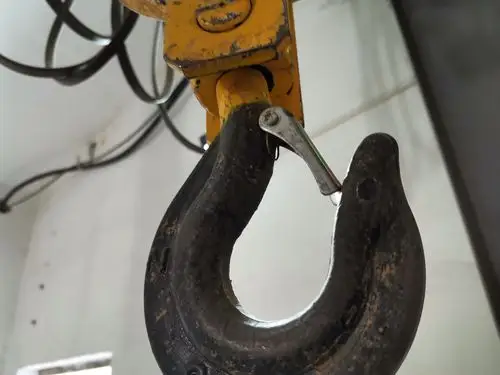 检查分厂各班组吊车防脱钩情况,无缺失无损坏.