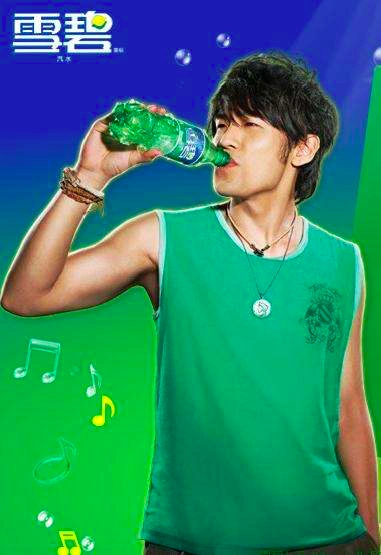 当年周杰伦结束与百事5年合作关系忽然转投敌营给雪碧代言