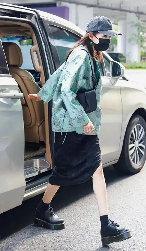 作为国内首个带火机场街拍的女星,杨幂不管是在外貌还是衣品上都是很