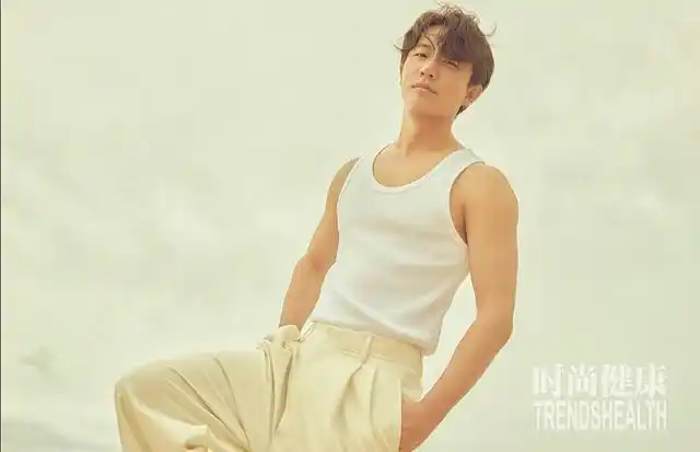 热爱健身的黄轩,是标准的"穿衣显瘦,脱衣有肉"身材.