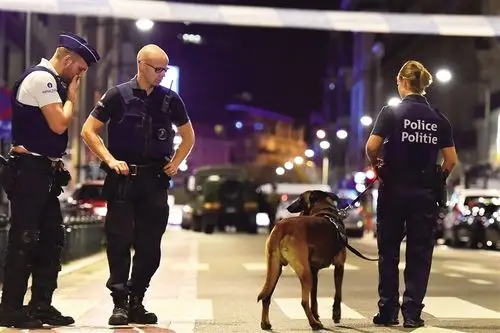 8月25日,在比利时首都布鲁塞尔,警察在袭警事件现场执勤.