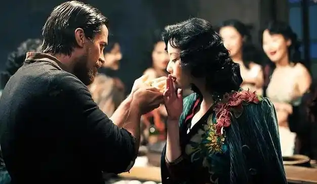 包括穿旗袍走路怎么好看,眼神怎么魅惑,打麻将,抽烟怎么表现更加迷人