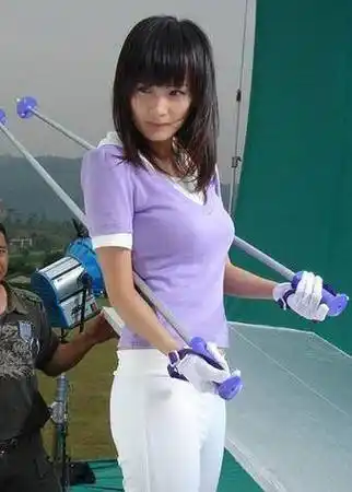 杨幂学生时代照片:吐舌卖萌可爱十足,女神当年也青涩_齐刘海_带着