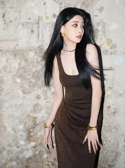 孙怡身穿露背吊带裙亮相米兰时装周尽显妩媚身材