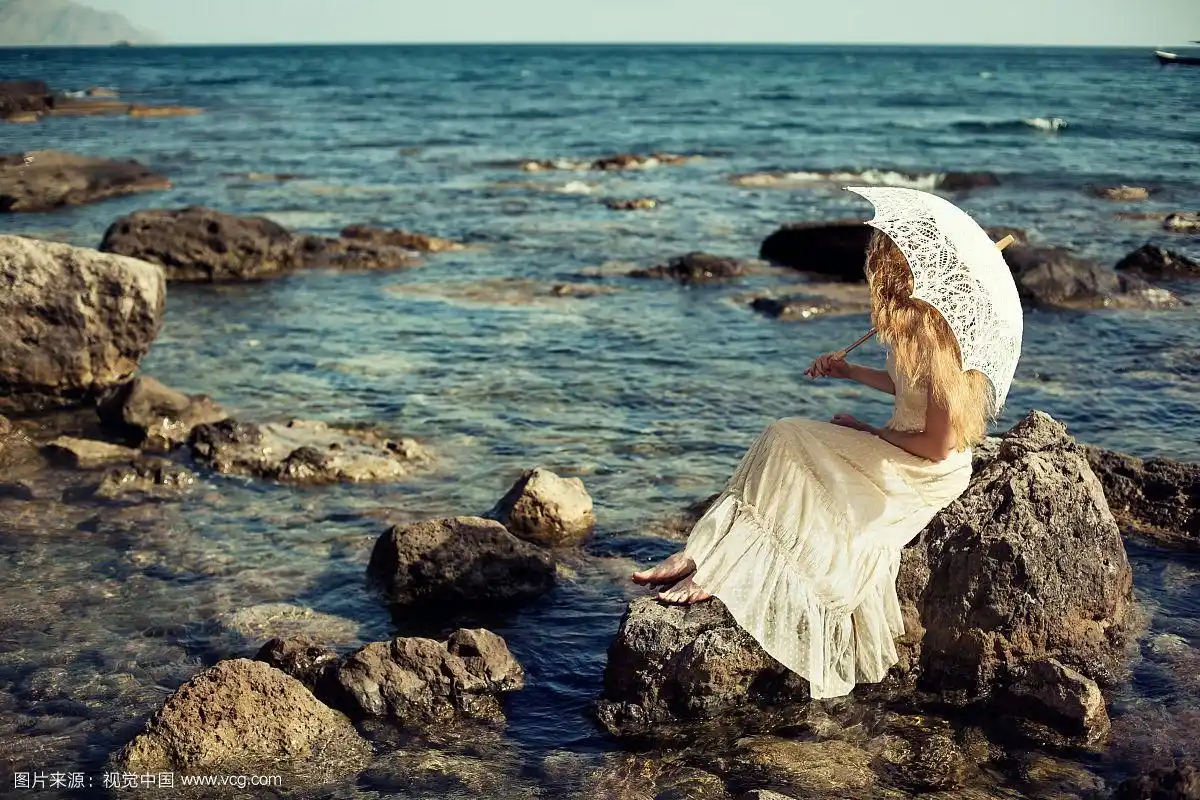 海滩上的年轻美女.海洋.时尚的照片