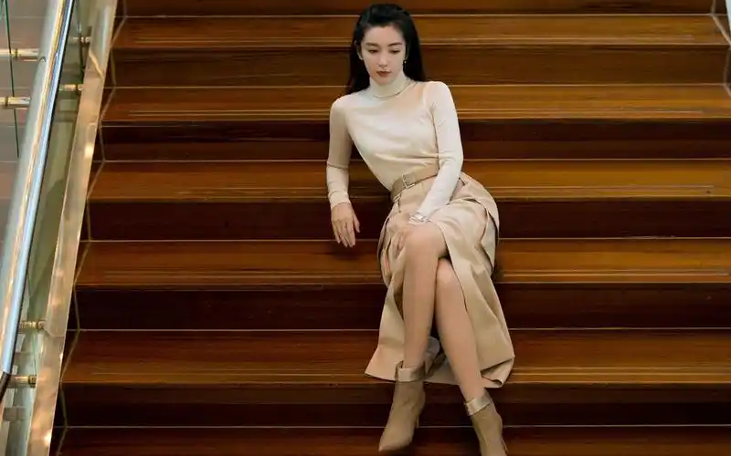 李冰冰出席迪奥大秀,白衬衫搭配波浪渐变裙,优雅气场被赞大姐大