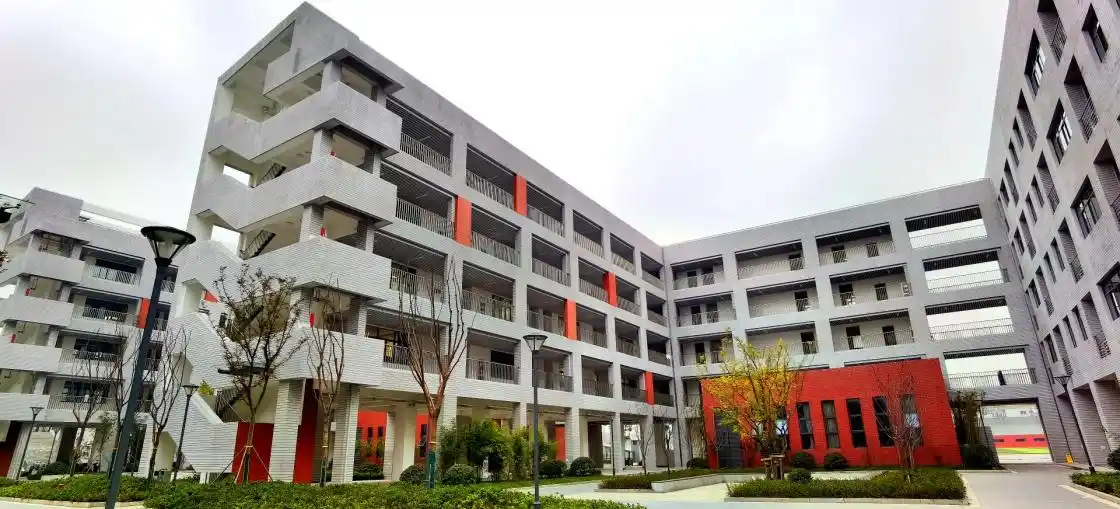 南通市田家炳中学(高中部)教学楼一隅 丁从容摄