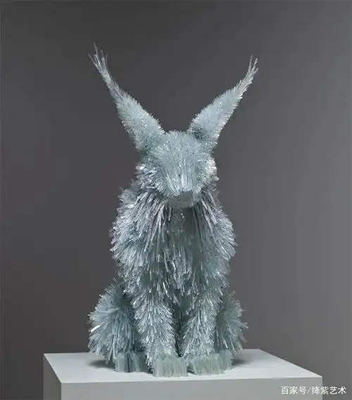 破碎的玻璃渣,在艺术家的手中,变成精美绝伦的动物雕塑