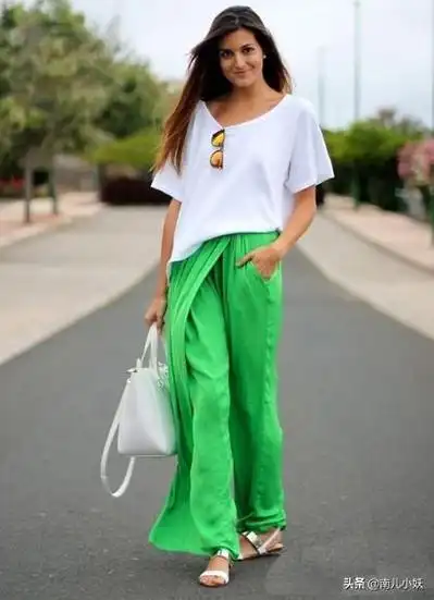 绿色裤子配什么颜色上衣最好看街拍达人分享的13种搭配方式