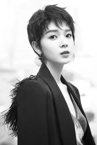 1/ 12 近日,陈瑶短发造型惊喜亮相某杂志创刊发布会活动现场,并获"