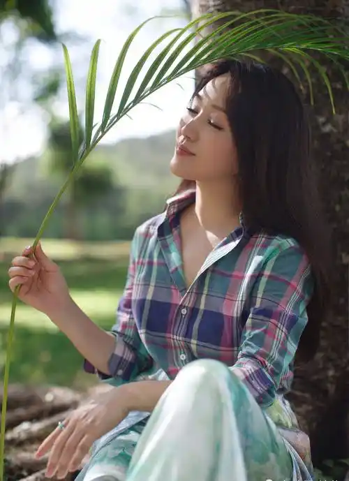 49岁杨钰莹近照罕曝光昔日甜歌皇后依然少女感十足