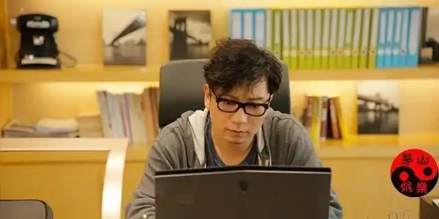 (电视剧《恋爱先生》剧照) 而饰演男三号宋宁宇的李宗翰,76年生人,99