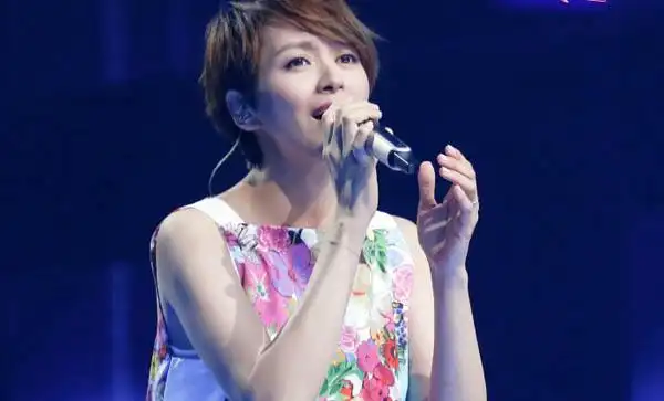 "喜欢看你紧紧皱眉,叫我胆小鬼···"是哪一首歌的歌词?