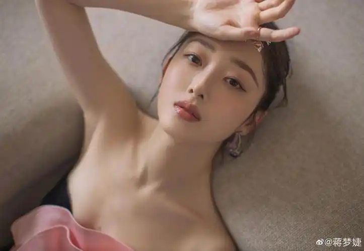 蒋梦婕露肩黑色长裙性感写真