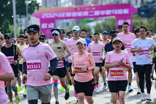 2024沈阳皇姑第二届半程马拉松开赛 万名中外选手燃情开跑