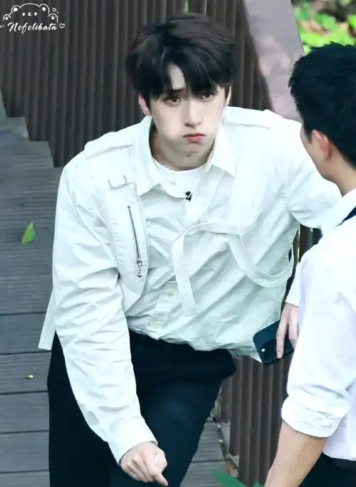 严浩翔重新定义冷白皮#哈哈哈严浩翔好可爱啊～重新定义冷白皮确实很