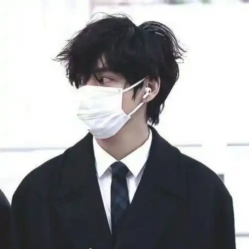 【男生头像】口罩 黑西装 侧身 日系 自然卷