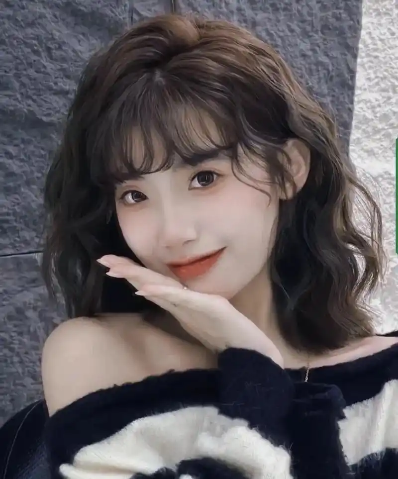 显发量,显脸小的齐肩法式蛋卷头烫发