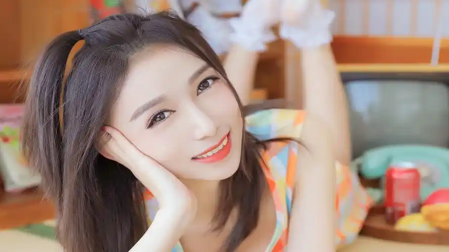 长发性感美女卧室写真图片壁纸