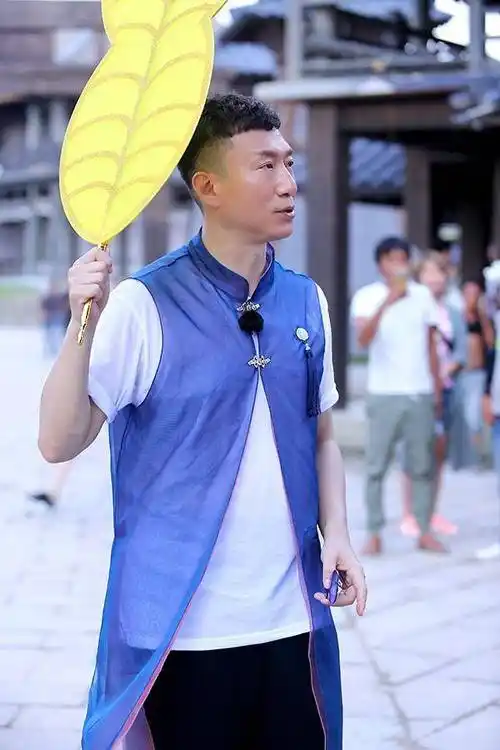 同样被综艺影响的还有演员邓超,在《奔跑吧》节目里,邓超总是咋咋呼呼