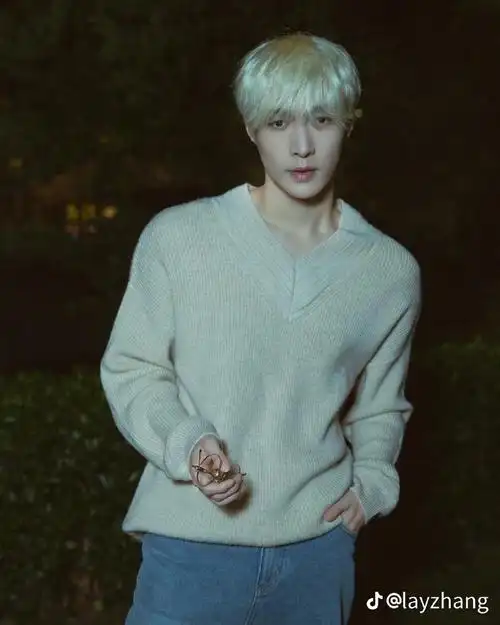 张艺兴超话#张艺兴秋季银发#艺兴tik tok更新照片4p@张艺兴