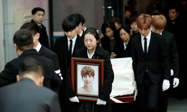 12月21日,韩国艺人金钟铉的遗体告别及出殡仪式在首尔峨山医院举行.
