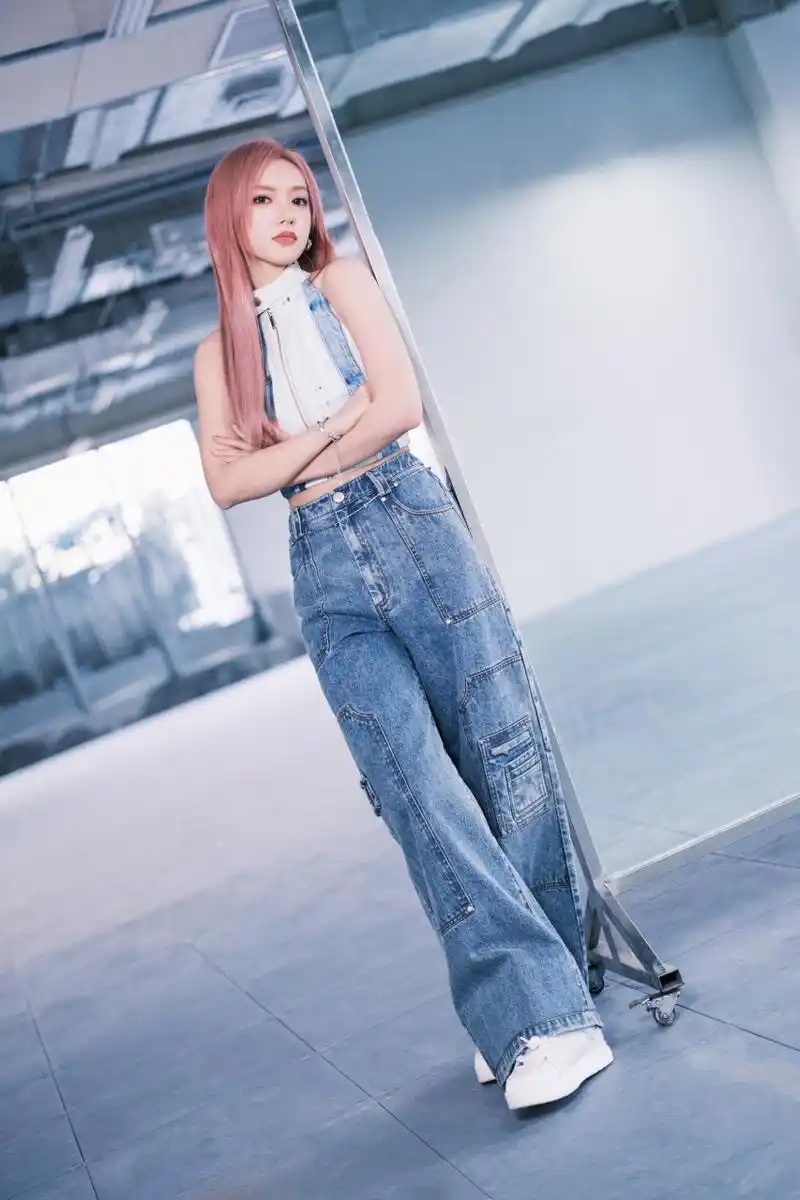 明星# #程潇#  程潇浅色牛仔背心搭配多口袋工装牛仔裤,简约时尚勾勒