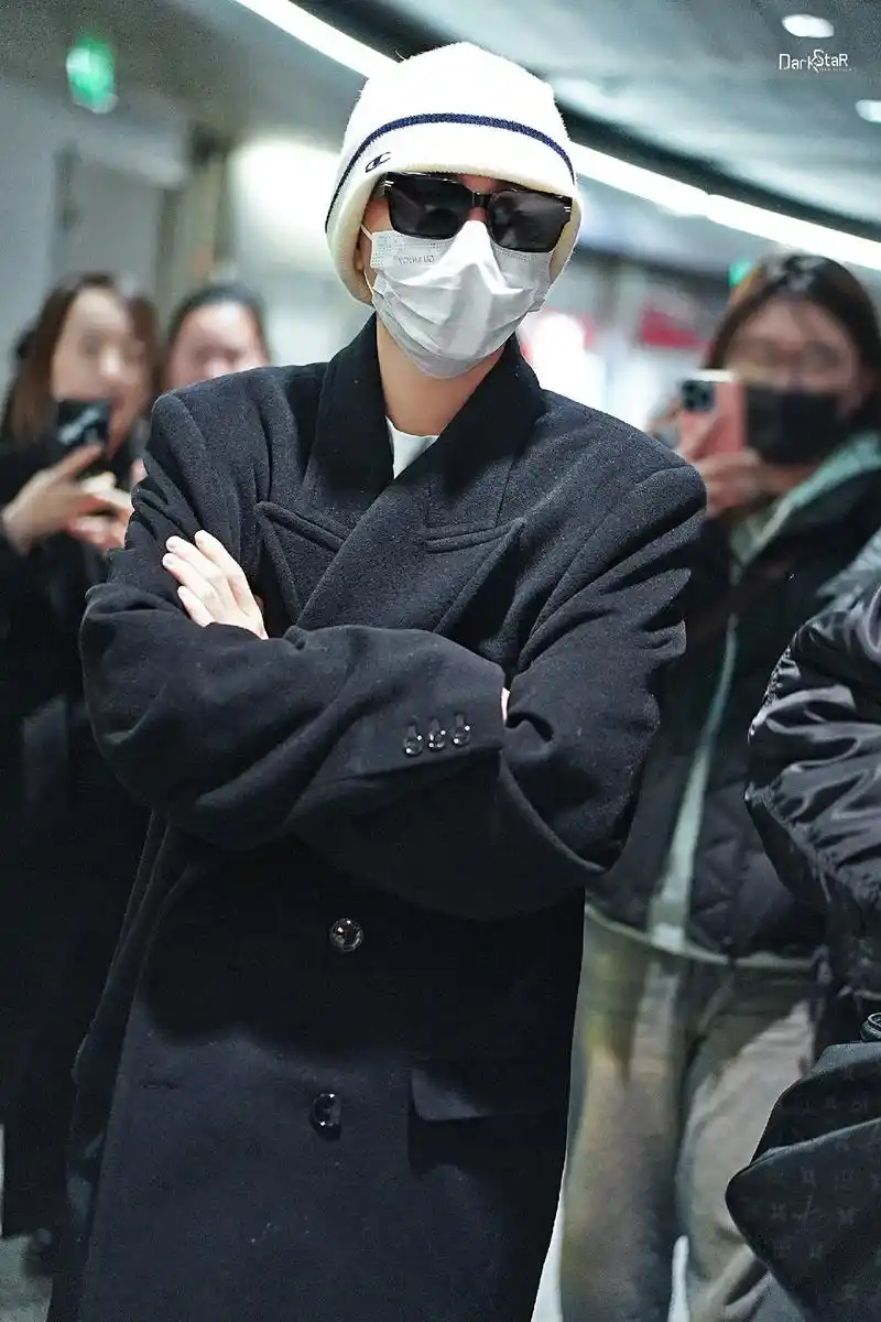 第一章 回国#王俊凯#王俊凯巴黎时装周 #王俊凯机场穿搭 - 抖音