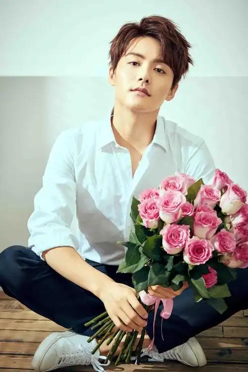 请问你有马天宇蹲着手拿玫瑰花花瓣有几朵掉落的图片