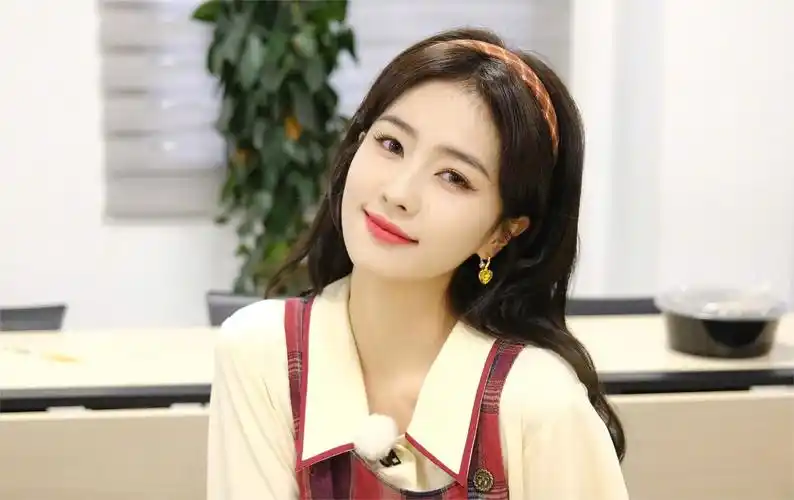 白鹿,一个近年来备受瞩目的女演员,虽然目前被归为二线,但她的迅猛势