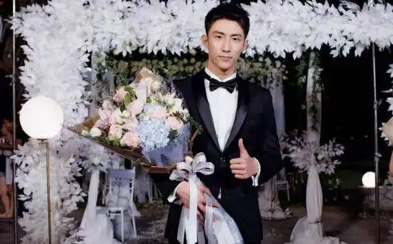 拥有1米87身高的黄景瑜看似非常的时尚其实就是一个90后