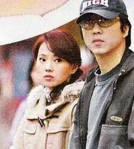 庚澄庆与伊能静同台演出,她把手搭在男友肩上,可见甜蜜.