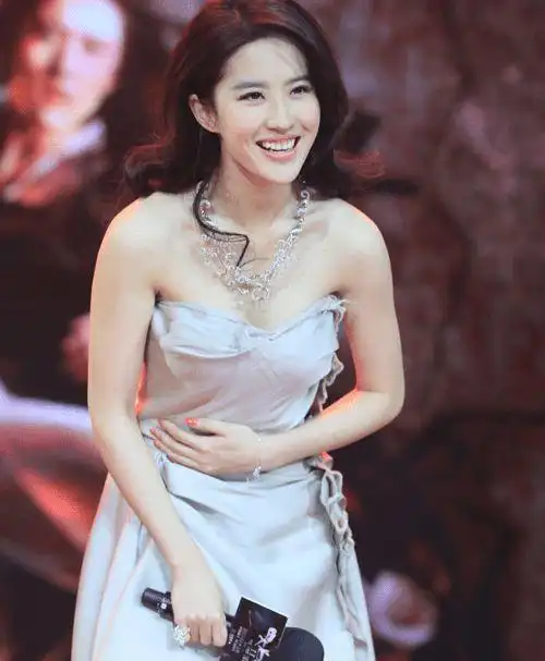 刘亦菲也放开了一袭白色抹胸连衣裙成熟妩媚优雅又高贵