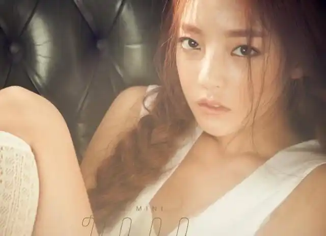 具荷拉的事业也是大受影响,严重可能会断送前途,果然女孩子谈恋爱要