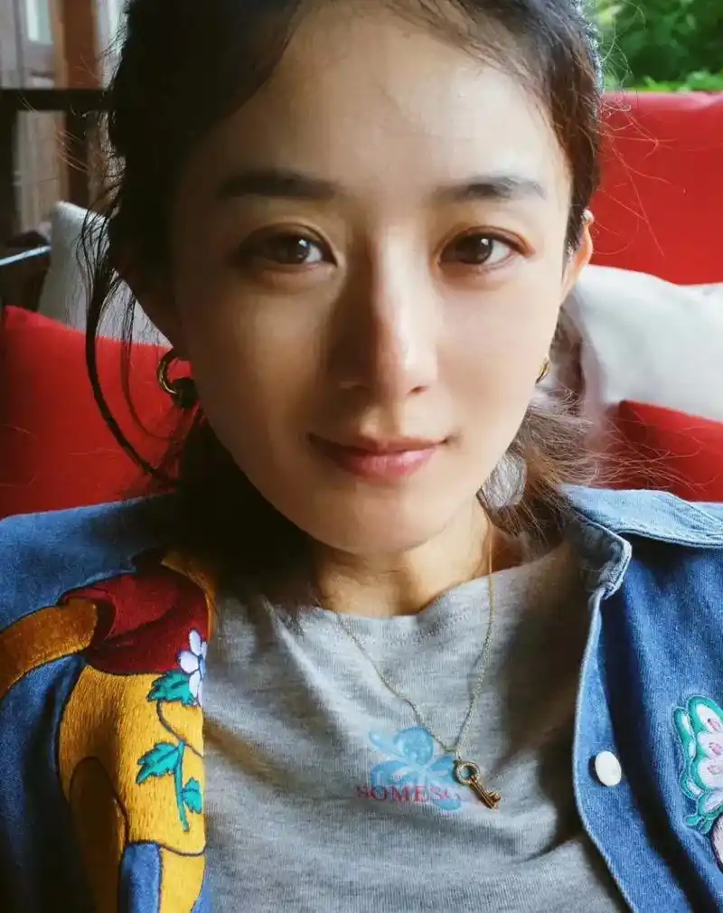 赵丽颖的素颜照真的是太美了,她看起来就像20多岁一样年轻.