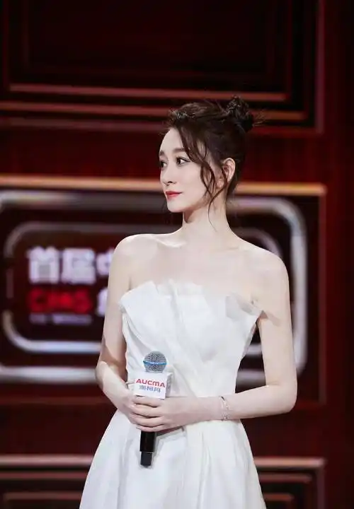 46岁李小冉真年轻,穿白色抹胸裙出席活动,扎丸子头气质减龄!
