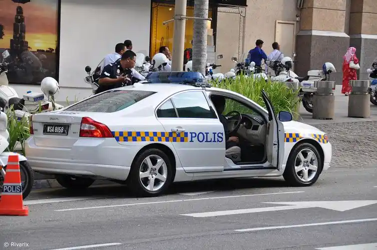 看看polis di raja malaysia 都用什么车来当警车吧