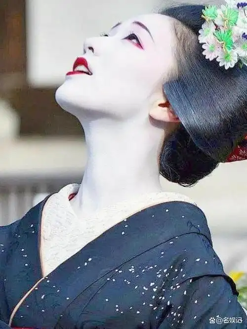 她们以奇特的外表而著称,例如,她们穿着日本传统和服,梳着传统发型和