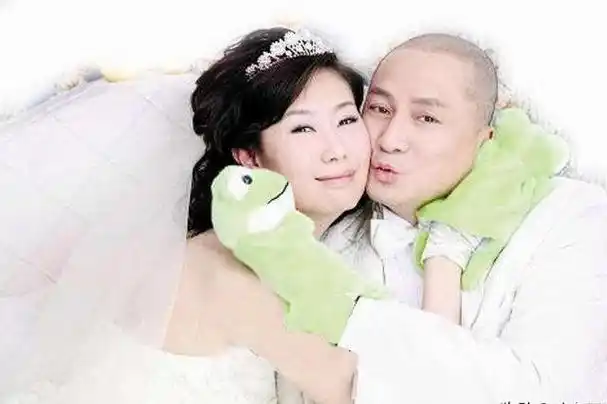 65岁汤镇业怎么能退休,6个孩子3个妈,每年生活费要五百万