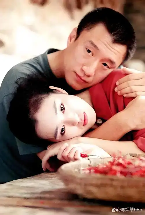 小眼睛的孙红雷当年或许真的有点"癞蛤蟆想吃天鹅肉"了,奈何巩俐没有